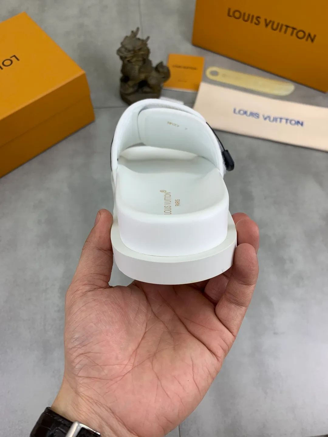 Men's shoes 💰P320💰【New style】🆘 Original quality 【LOUIS VUITTON】The popular Louis Vuitton LV men's slippers on the official website are on sale simultaneously! Original fabric imported from Italy, original factory special supply, code number: 38-44 (45 customized), many colors available